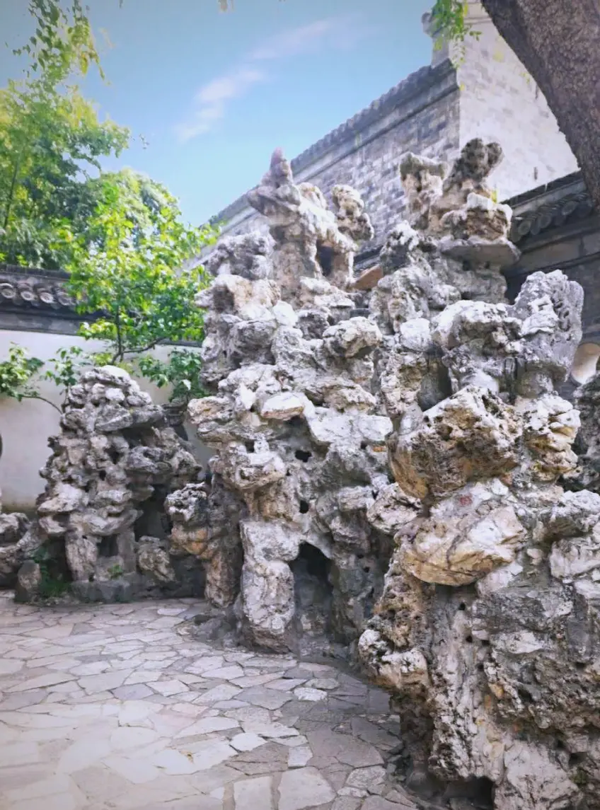 示意：个园假山石景与白墙