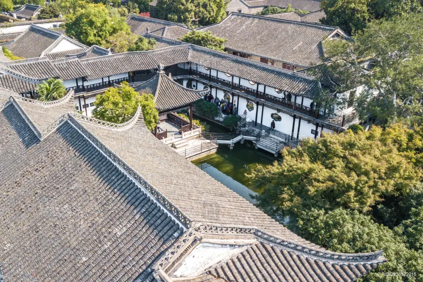 揚州何園西園複道迴廊環繞水心亭俯瞰