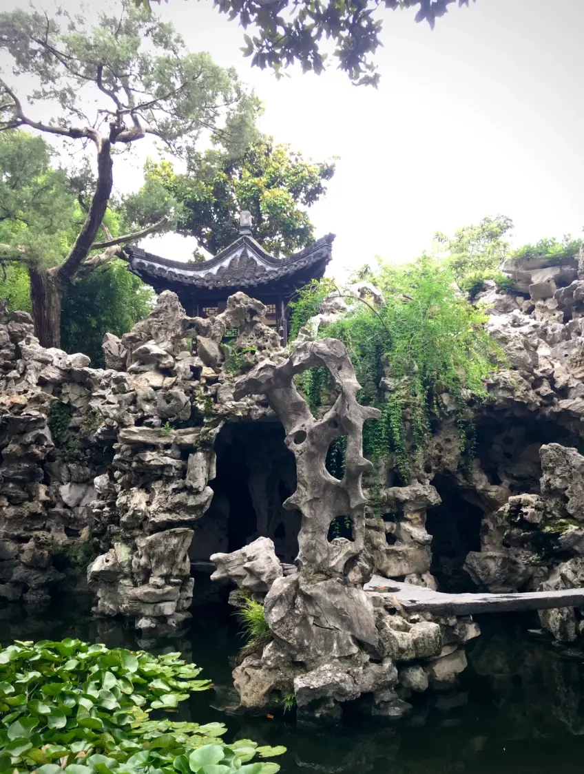 個園夏山多孔太湖石豎圖