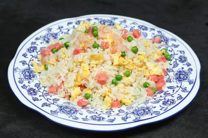 扬州炒饭配虾仁火腿豌豆青花盘