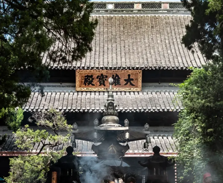 大明寺大雄宝殿香炉与重檐烟景
