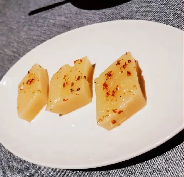 白盘三片桂花拉糕撒干桂花