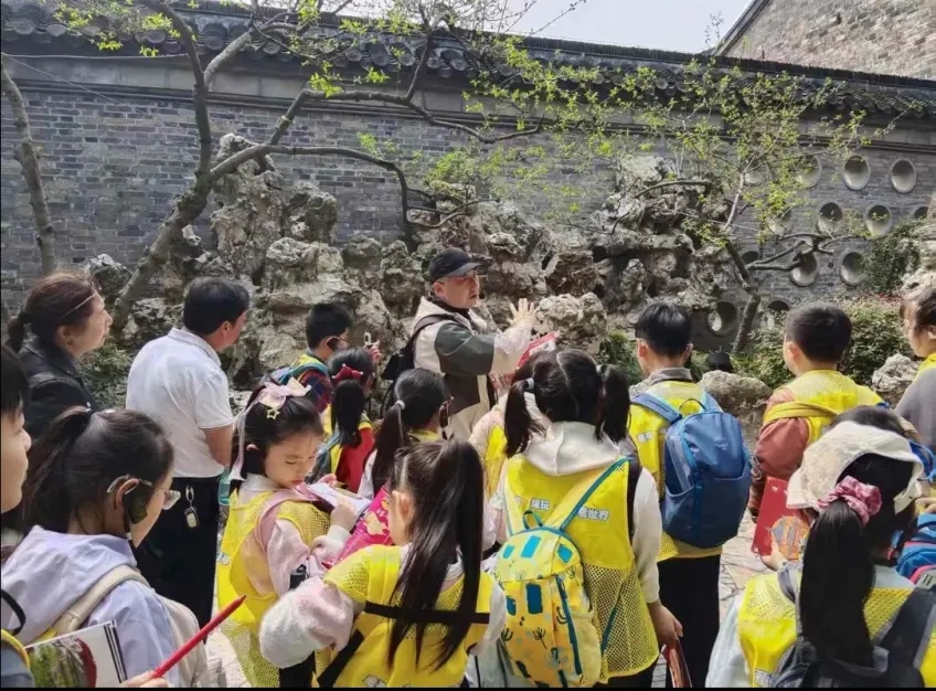 個園研學團隊聽導遊講解