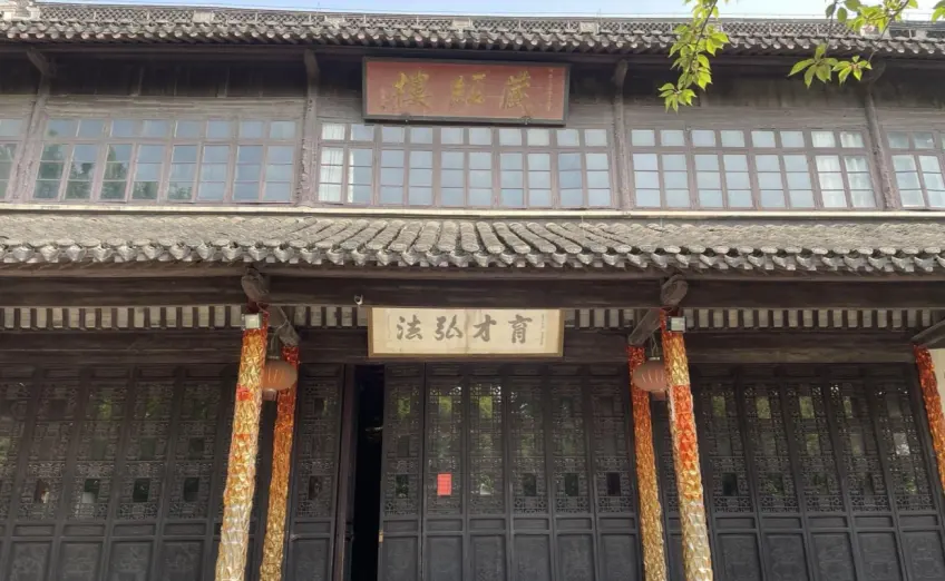 大明寺育才弘法两层楼阁门脸近景