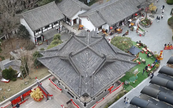 寺院白墙青瓦庭院绿植一角实拍