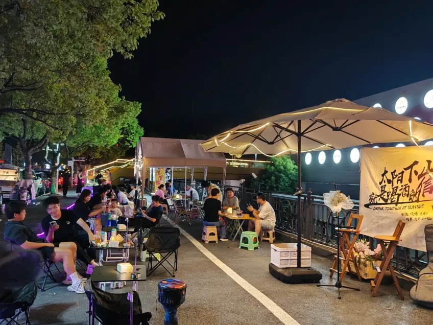 隧道口夜市桌椅傘燈下夜食