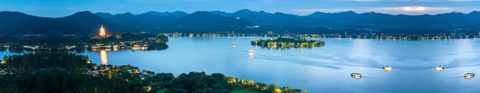 西溪国家湿地公园位于杭州，是中国首个国家湿地公园，与西湖、西泠并称“三西”