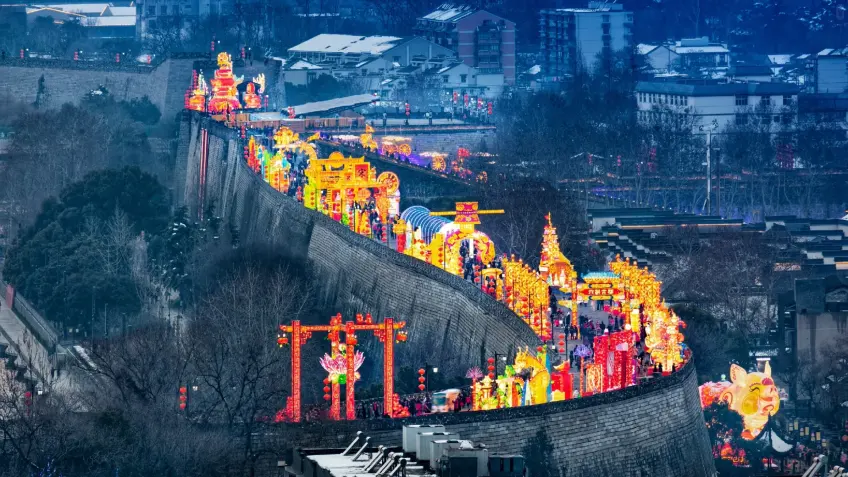 明城墙中秋重阳花灯夜景布置