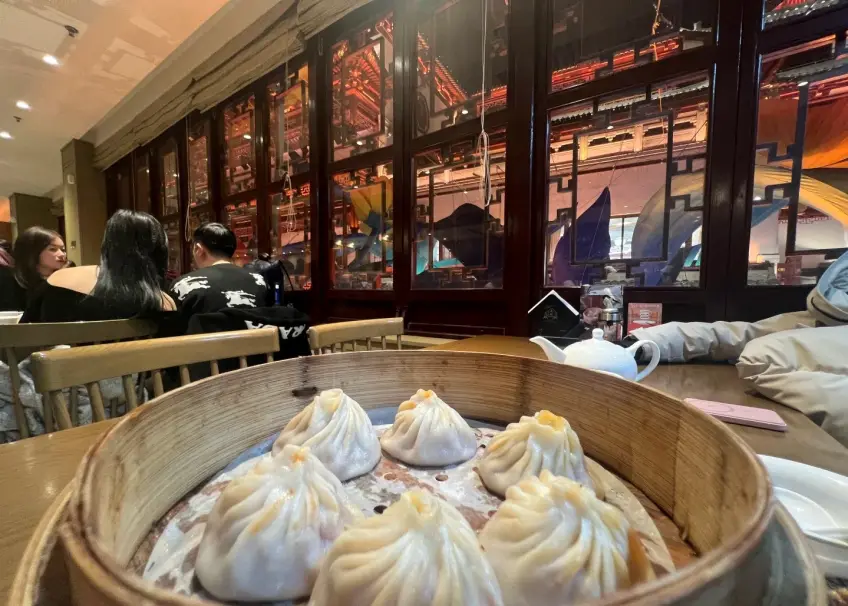 餐厅竹笼小笼包与窗外夜景灯笼
