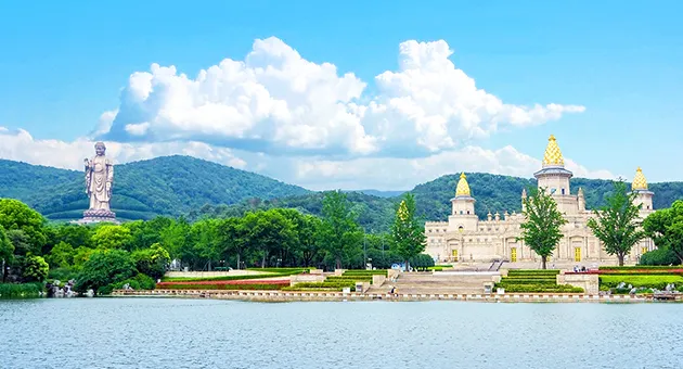無錫靈山大佛與梵宮金頂遠景湖面前景