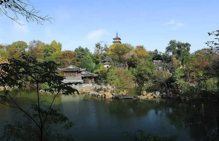 大明寺西园池水倒映栖灵塔远影