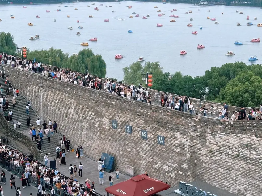 南京明城墙与玄武湖彩色游船