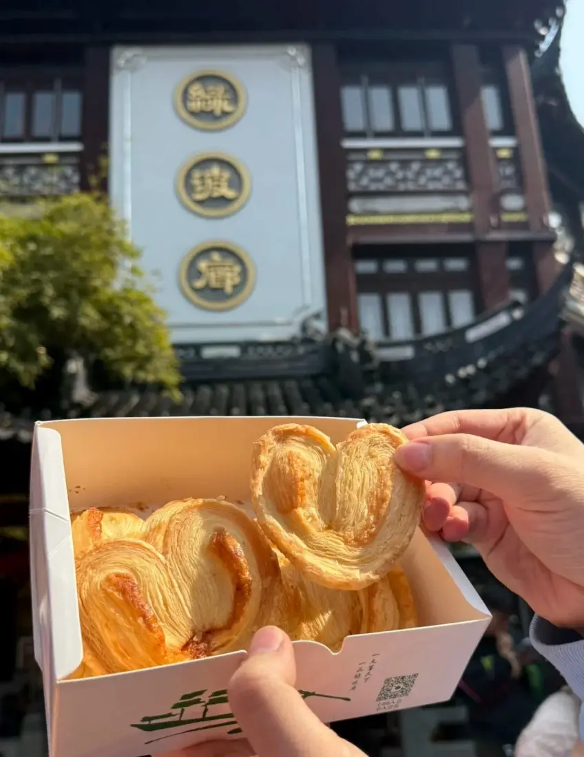 手持绿波廊蝴蝶酥礼盒外景