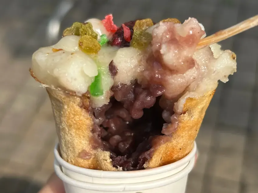 紙杯梅花糕咬開露出紅豆餡