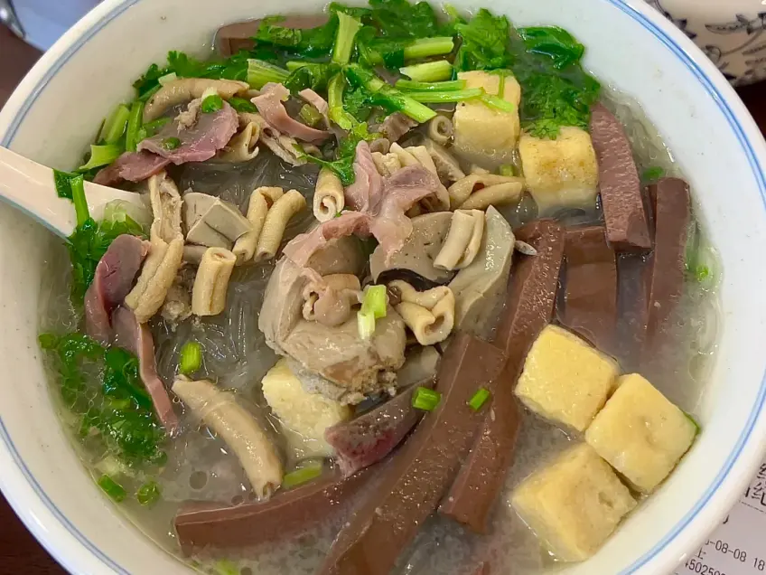 鸭血粉丝汤装碗特写