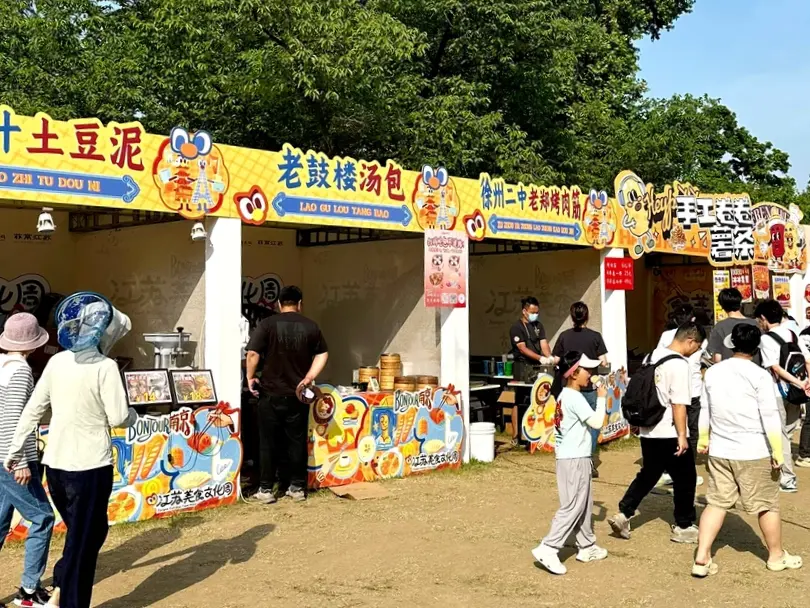 南京街头小吃摊位与食客烟火气