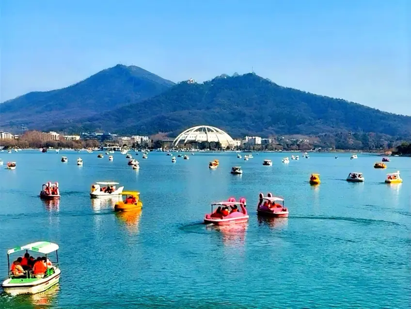 玄武湖游船甲板视角湖面风光