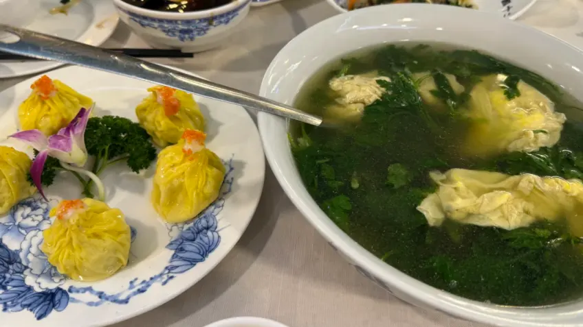 黃皮蛋燒賣與菊葉蛋花湯同桌