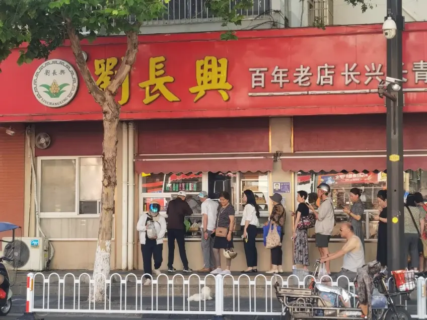 劉長興紅底金字門店外排隊取餐
