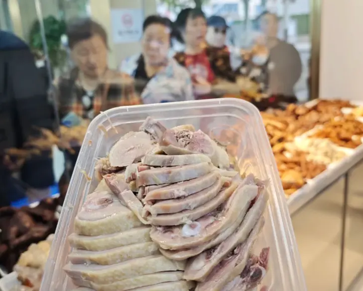 盘中南京盐水鸭切片特写