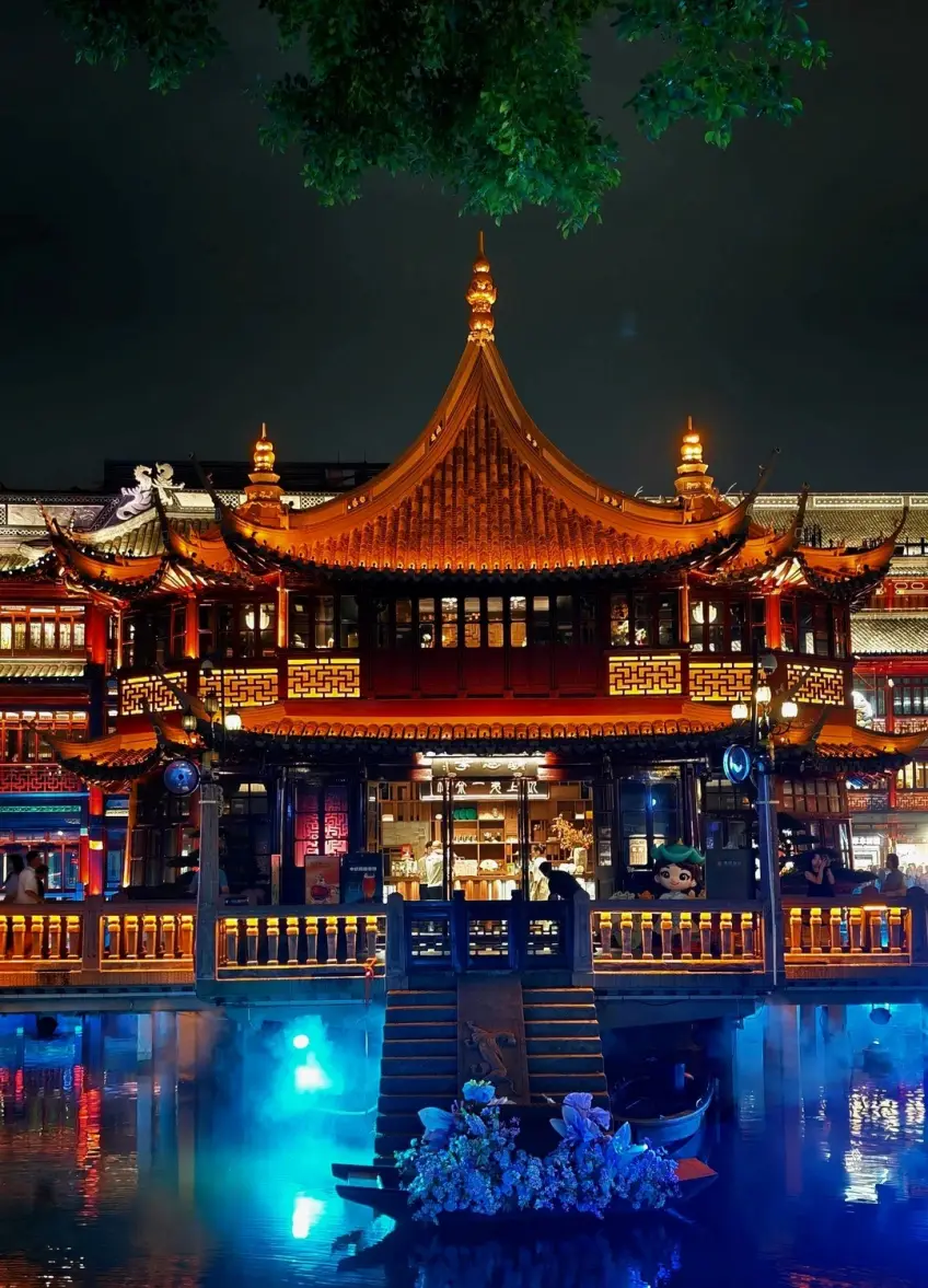 湖心亭夜景金灯台阶与蓝色雾面池水