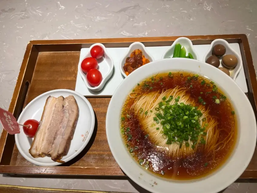 松鹤楼白瓷碗苏式汤面特写