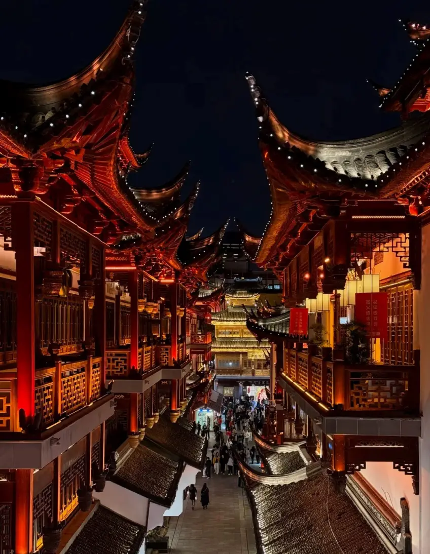 豫园老街夜景灯火与石板路