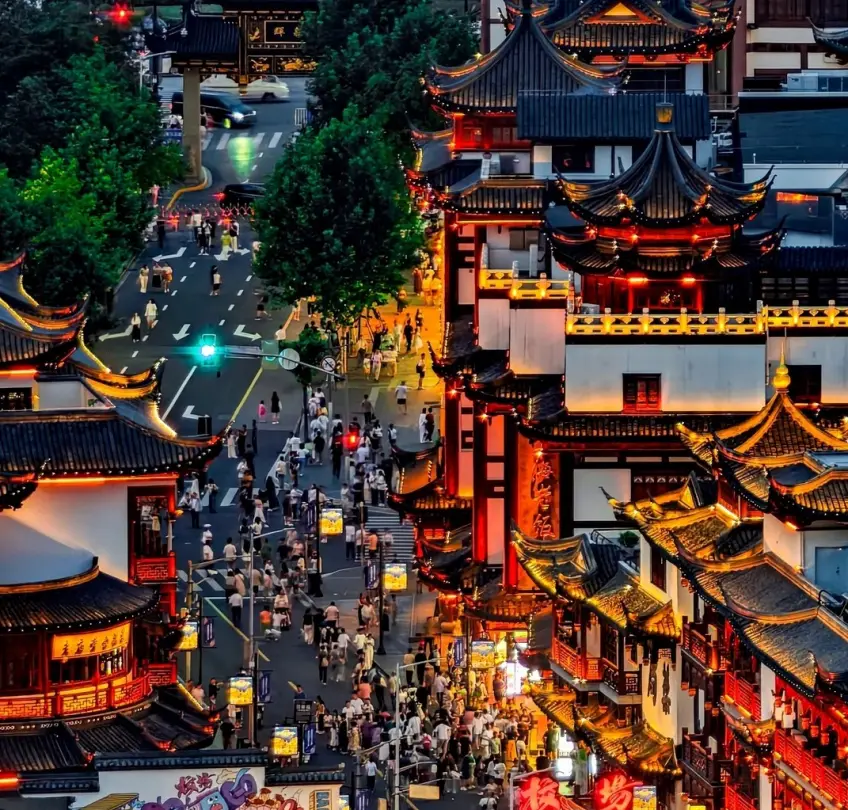豫园商城夜景街巷灯火与远方牌楼