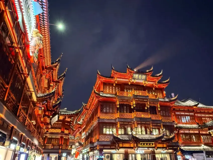 上海城隍庙夜游收尾时段街景灯光