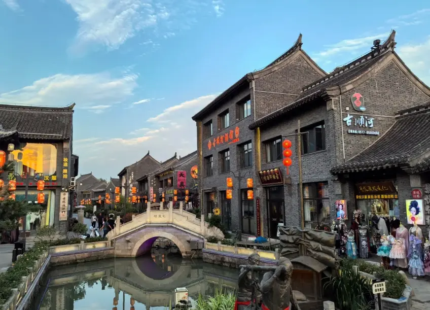 河下古镇暮色汉服街与拱桥横图