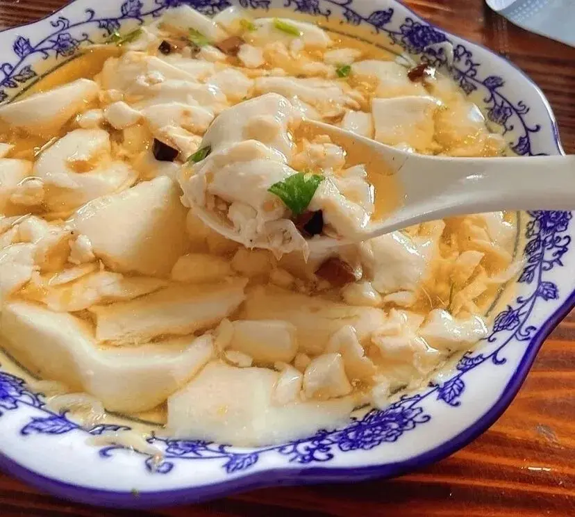 青花瓷碗咸口豆腐脑虾皮榨菜勺舀特写