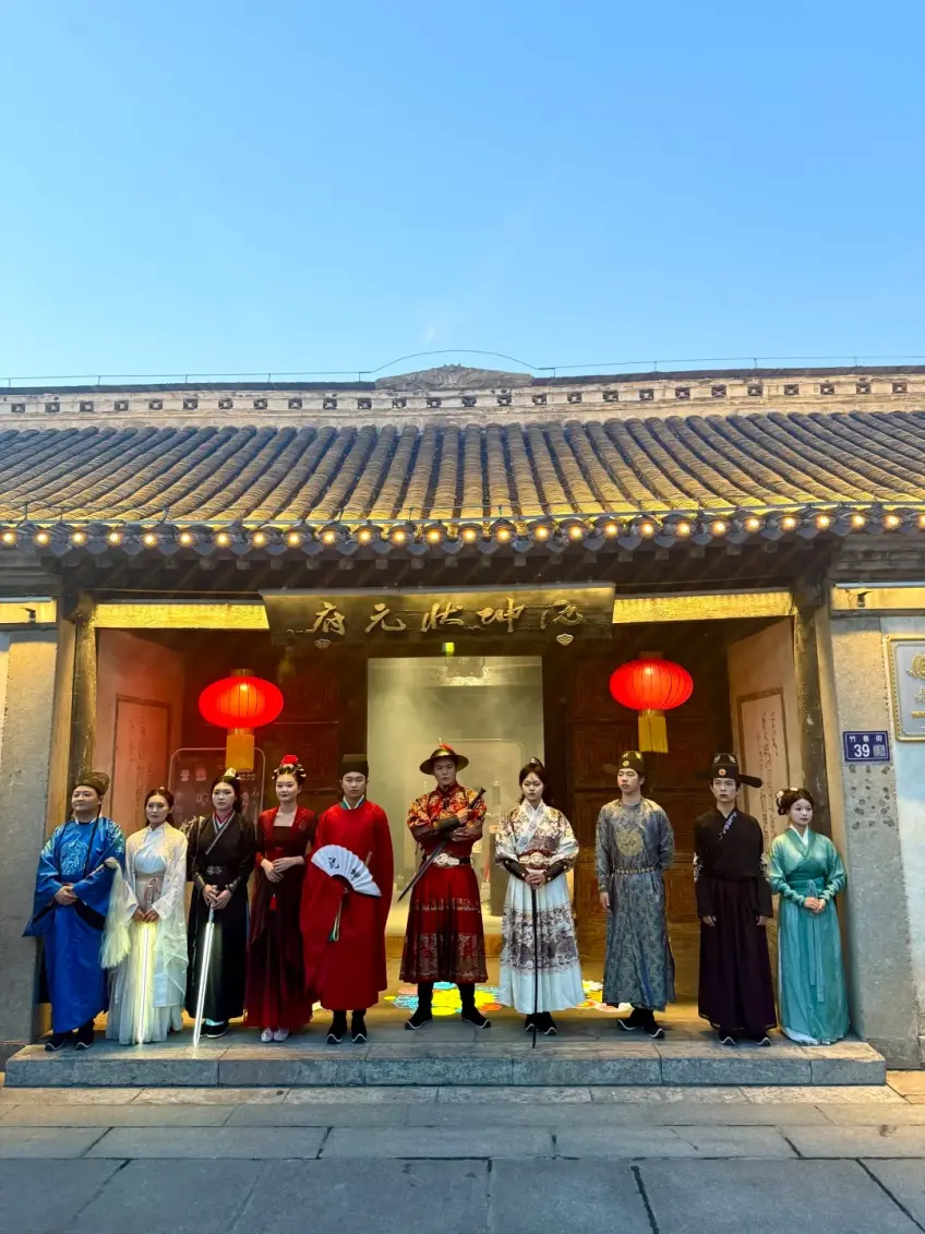淮安状元府门前十人汉服演出合影