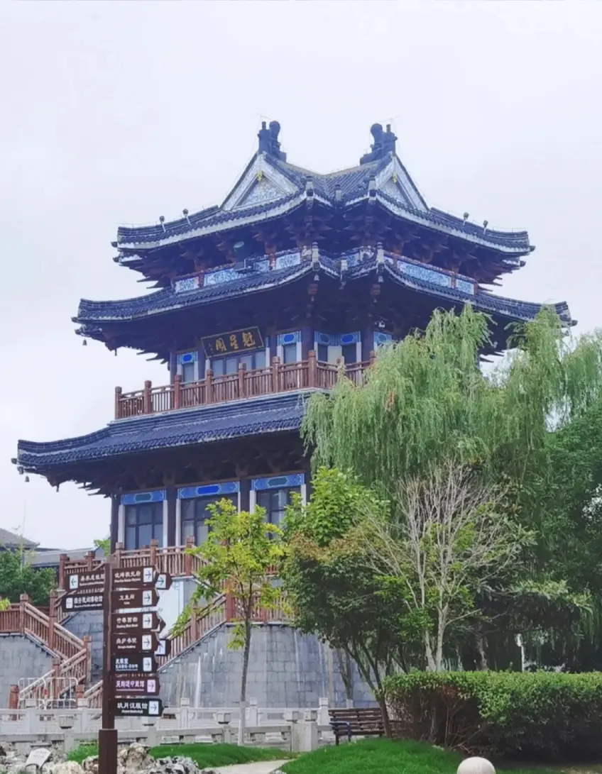 河下魁星阁远景与吴承恩故居指示牌