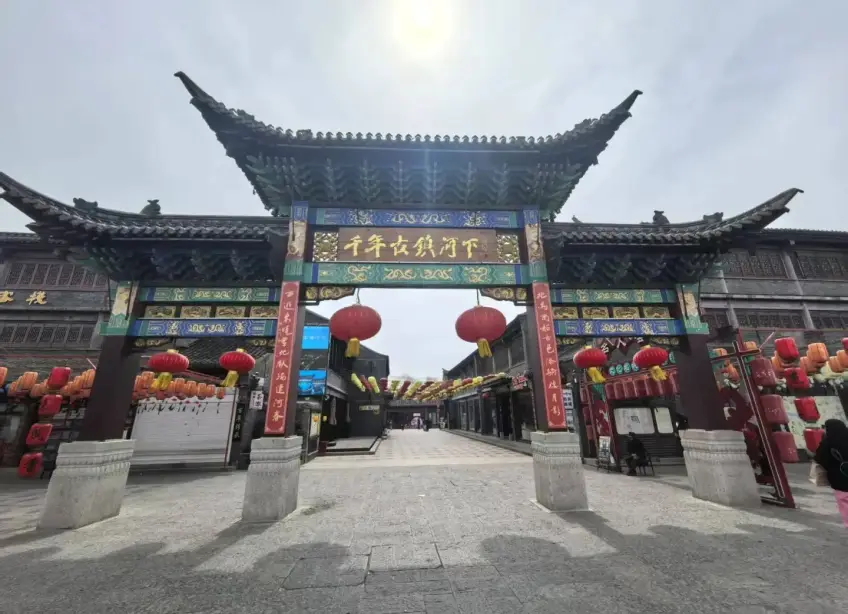 河下古镇北门牌坊金字匾额与红灯笼
