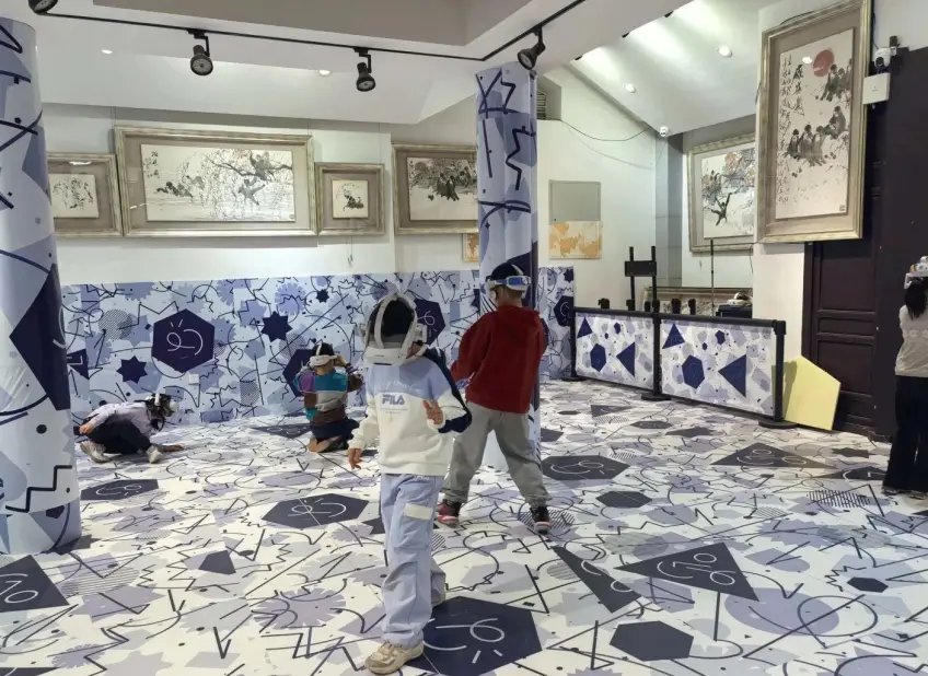 吴承恩故居展厅孩子们戴VR头显体验