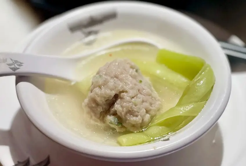 钦工肉圆清汤单碗青菜瓷勺近景