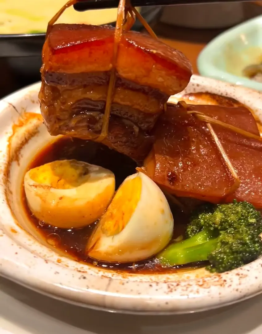 碗装东坡肉配蛋与西兰花