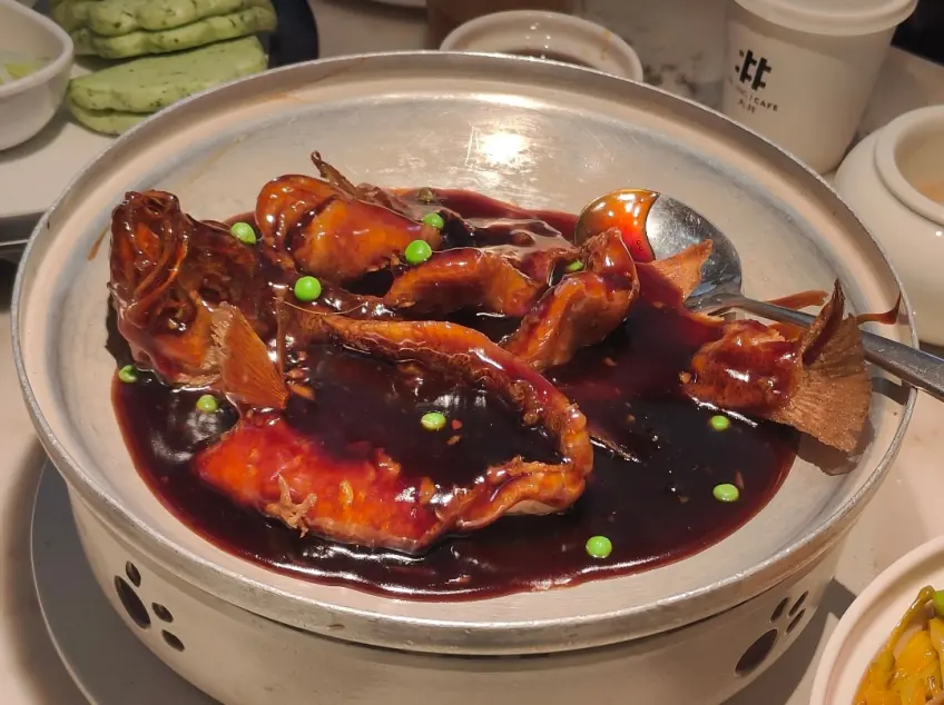 银盘装西湖醋鱼青豆点缀