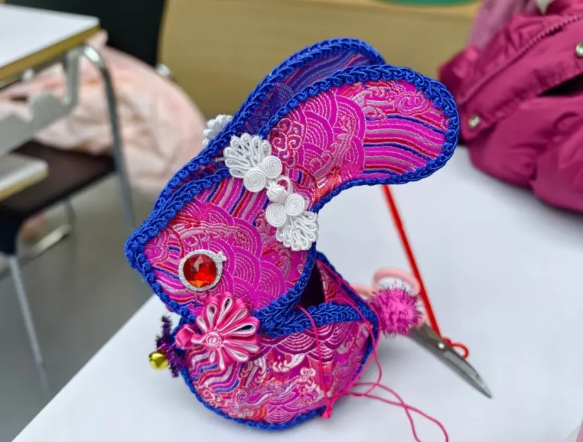 粉红绒花盘扣兔节庆手作近景