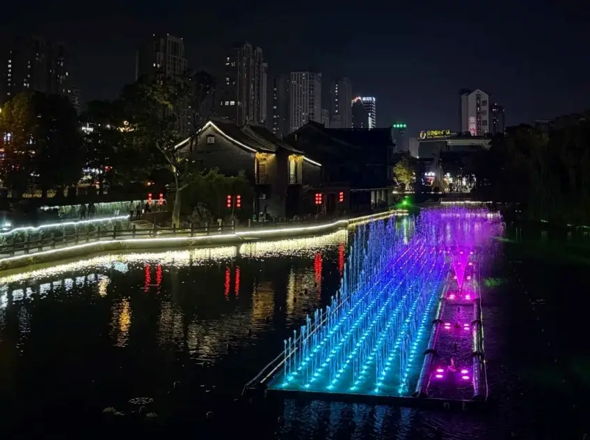 裡運河音樂噴泉與兩岸彩燈夜景
