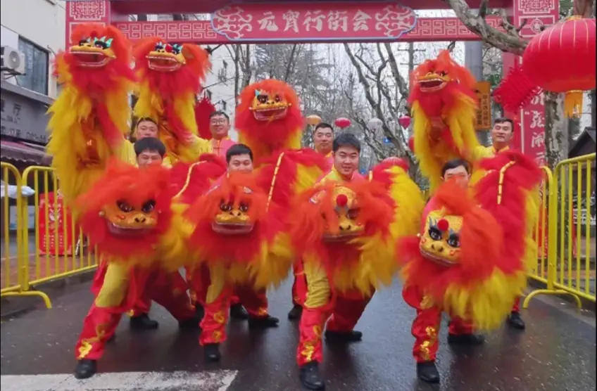 红黄醒狮队元宵行街拱门合影