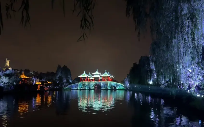 瘦西湖五亭桥夜景灯光与湖面倒影