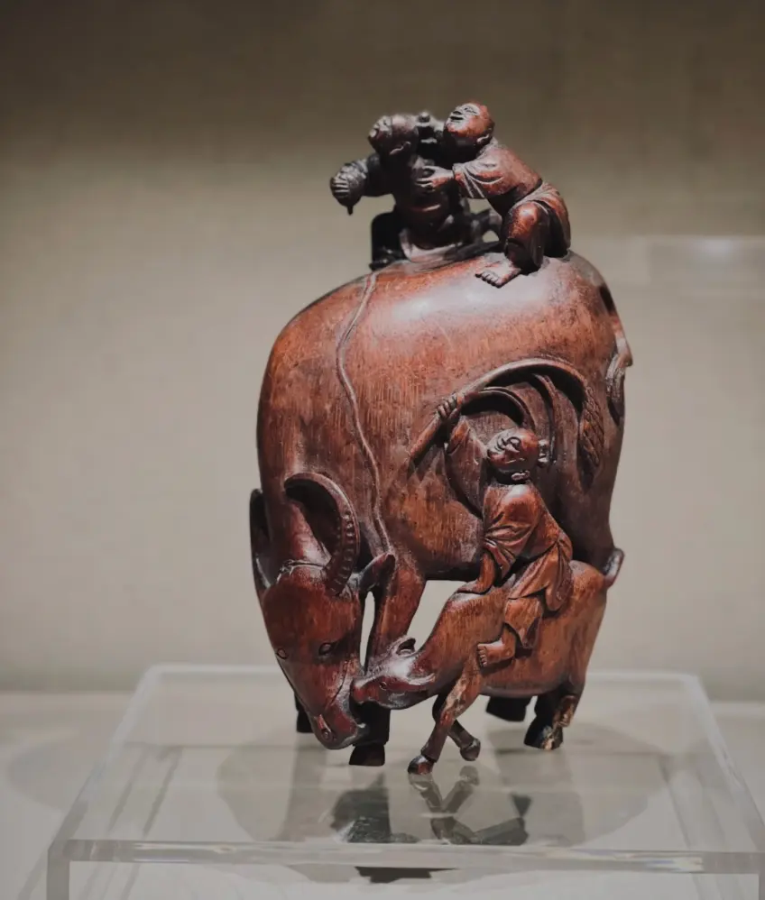 深色竹刻水牛与牧童立雕作品