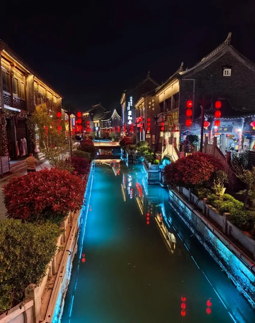 茶巷水巷兩岸紅燈倒映夜景示意