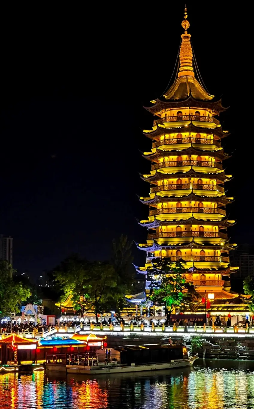 里运河夜景塔影与游船竖图