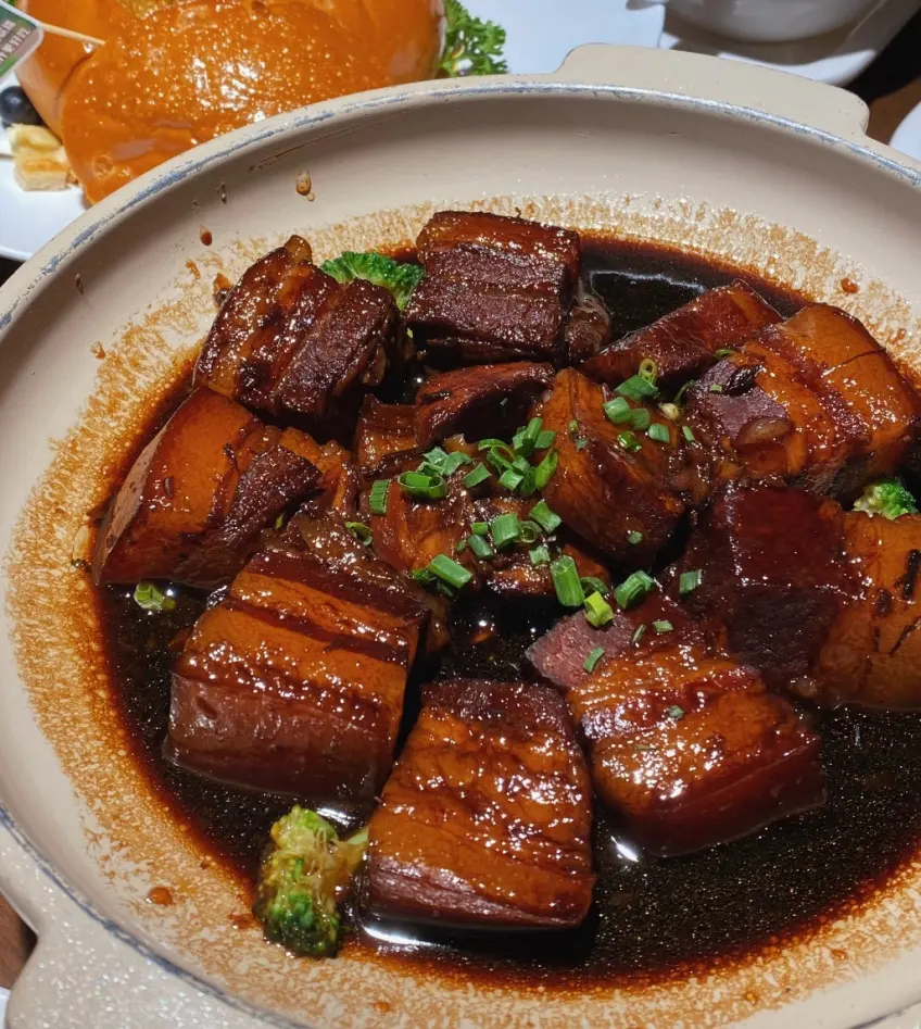砂锅东坡肉块葱花西兰花