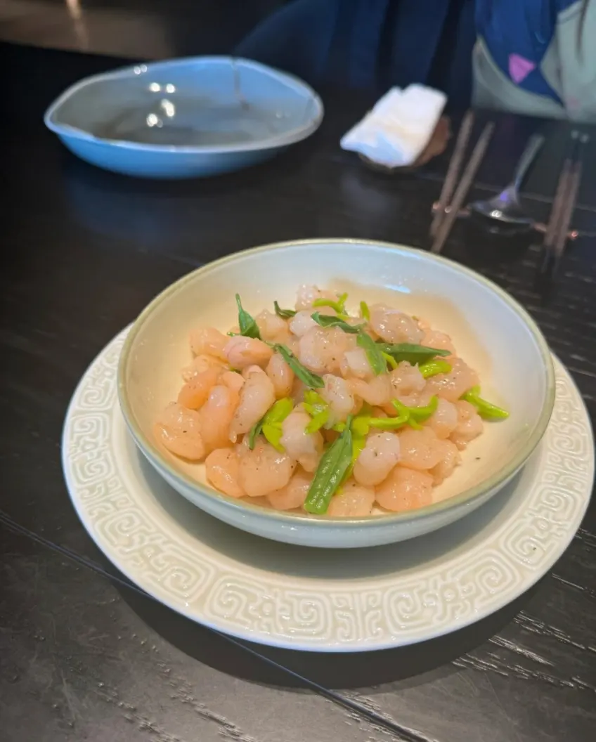 清炒虾仁碗中配茶叶绿叶特写