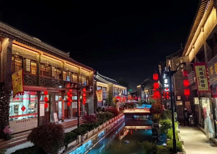 江南古镇夜间红灯笼倒映河面