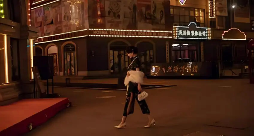 民国风情街夜景旗袍女子漫步