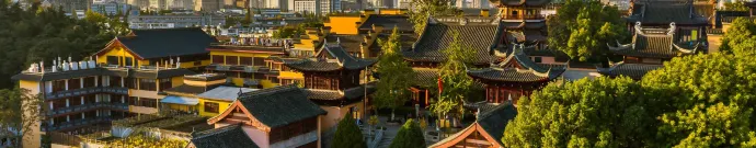 金山寺始建于东晋，位于江苏镇江，因白娘子“水漫金山”的传说而闻名，是中国佛教禅宗四大名寺之一